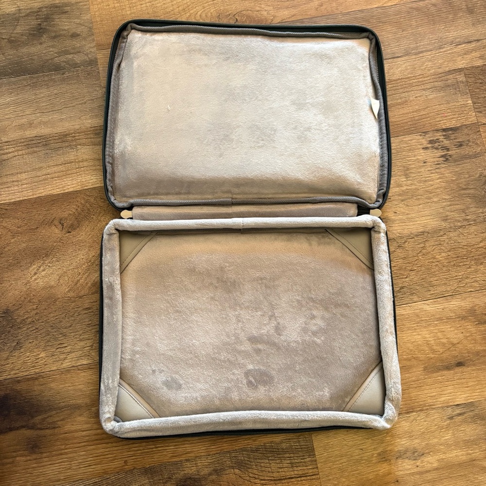 Incase Green Laptop Sleeve - Picture 5 of 12